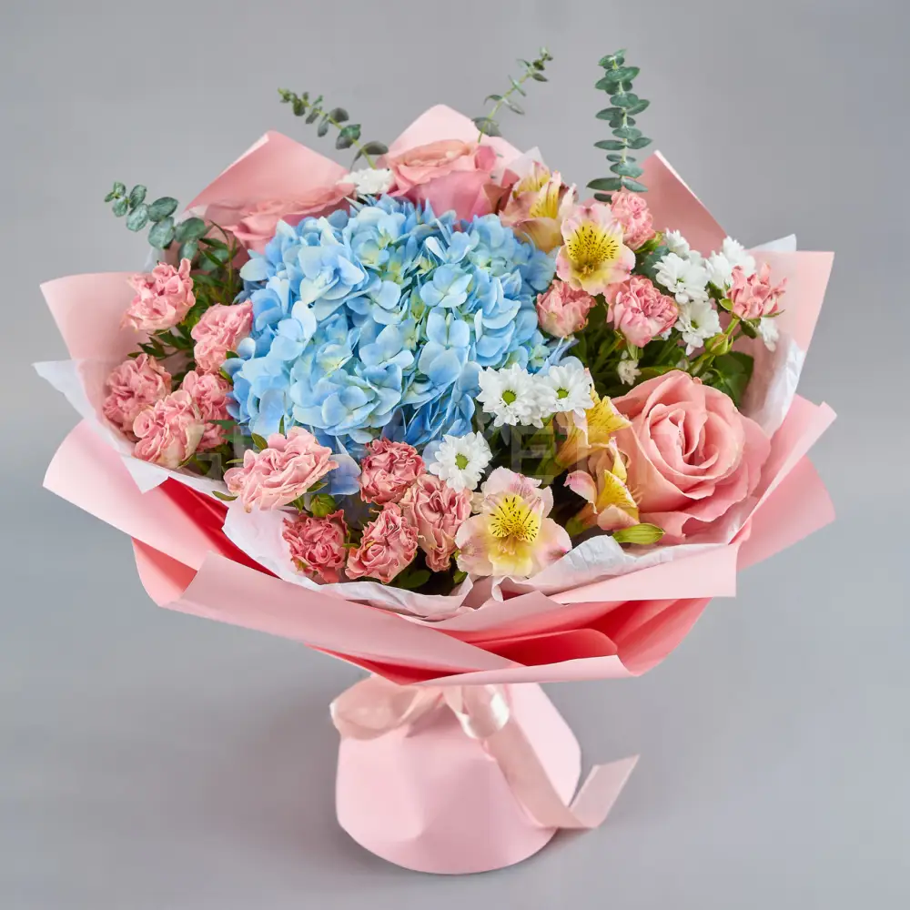 216088 Букет из микса розовых цветов, голубой гортензии с белой хризантемой