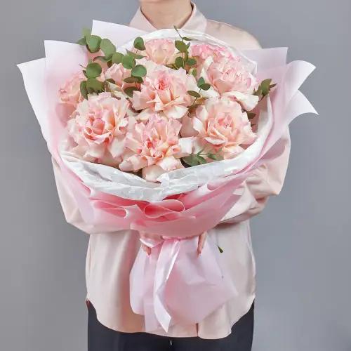 Букет нежных роз с эвкалиптом