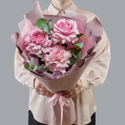 Букет из трех роз с эвкалиптом