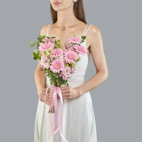 Букет невесты из розовых гербер, эустомы и гортензии