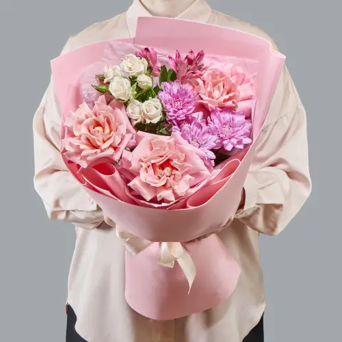 Букет роз с хризантемами и альстромерией 