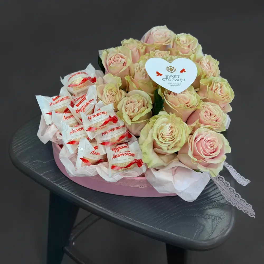 224406 Цветочная композиция из роз с конфетами для нее