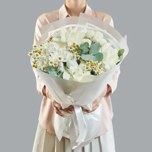 Букет с белыми розами, хризантемой и танацетумом