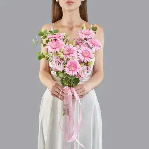 Букет невесты из розовых гербер, эустомы и гортензии