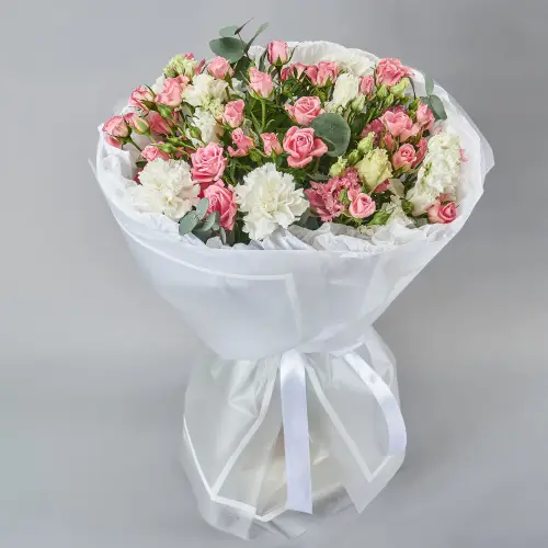 Букет кустовых роз с гвоздикой и эустомой 