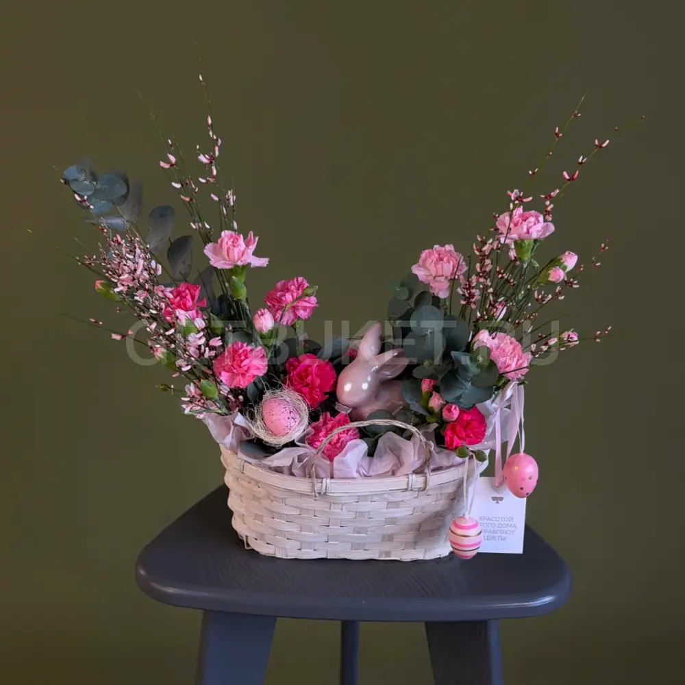 226622 Цветочная композиция из гвоздик и генисты с эвкалипта 