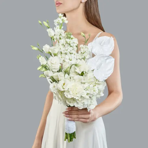 Букет невесты из белой гортензии, эустомы и маттиолы
