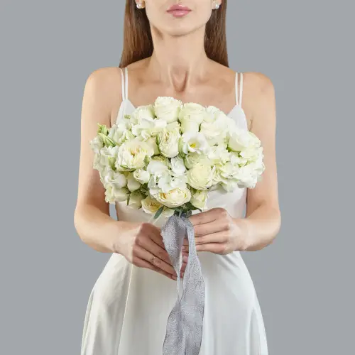 Букет невесты из белых кустовых роз и эустомы с гортензией