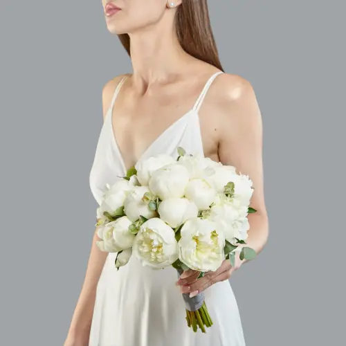 Букет невесты из белых пионов