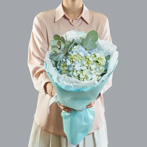 Миниатюрный букет из гортензии с эвкалиптом