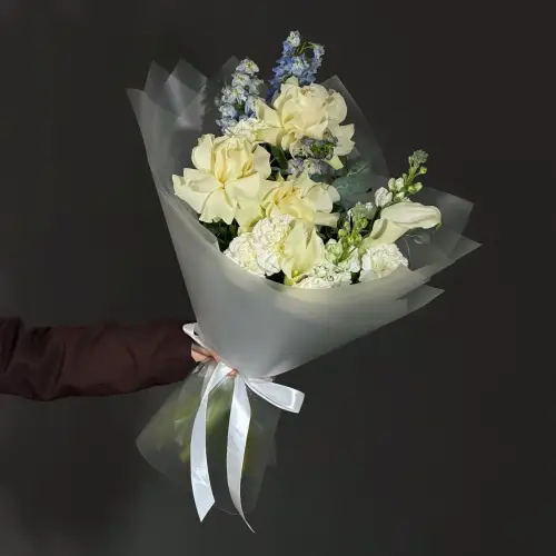 Букет из белых роз с дельфиниумом, гвоздикой и маттиолой 