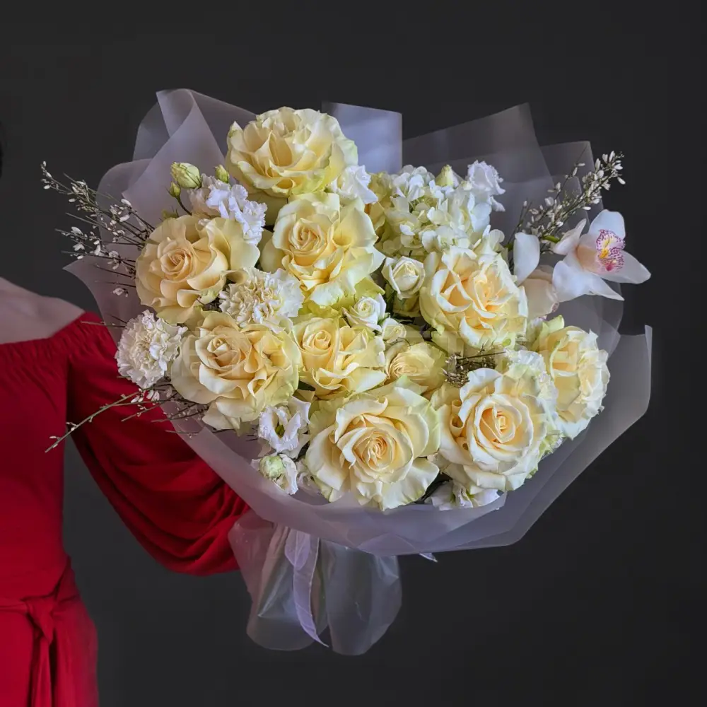 223424 Нежный букет с белой гортензией, розами и орхидеей с генистой