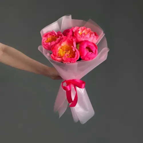 Букет из 5 коралловых пионов