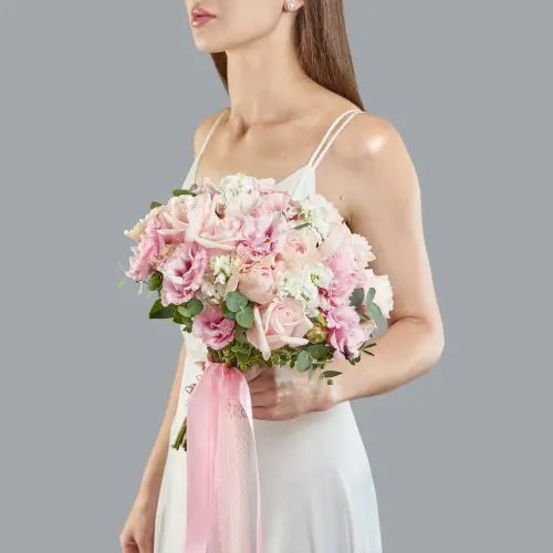 Букет невесты из роз, эустом и маттиолы 