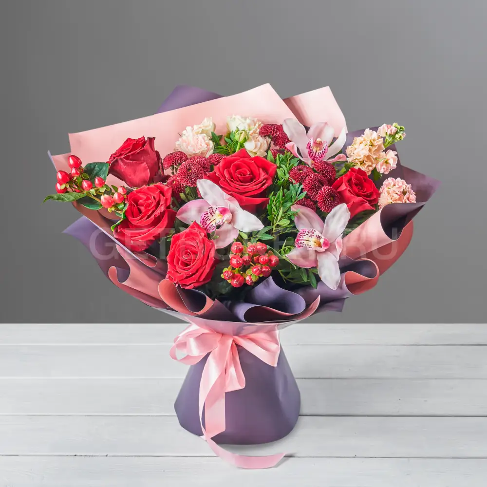 210077 Букет из красных роз, маттиолы и орхидеи 