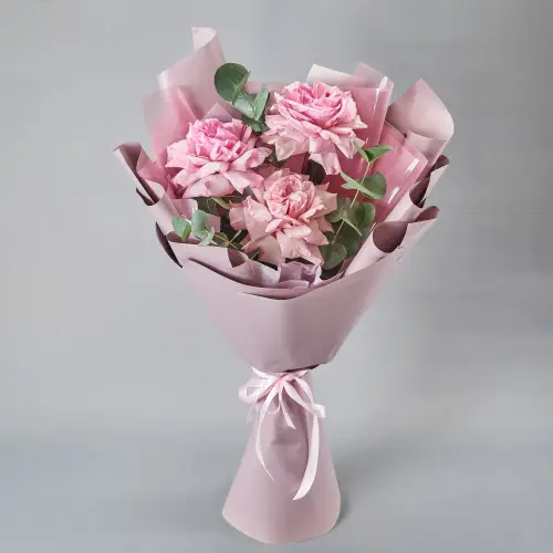 Букет из трех роз с эвкалиптом