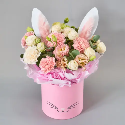 Детская композиция из гвоздик, эустомы и кустовых роз в шляпной коробке