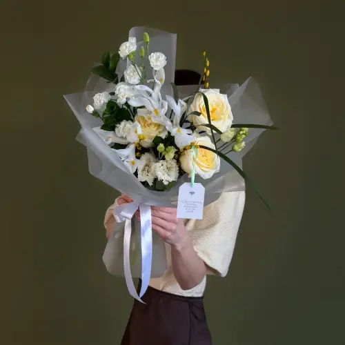 Букет из ирисов, кустовых гвоздик и вербы 