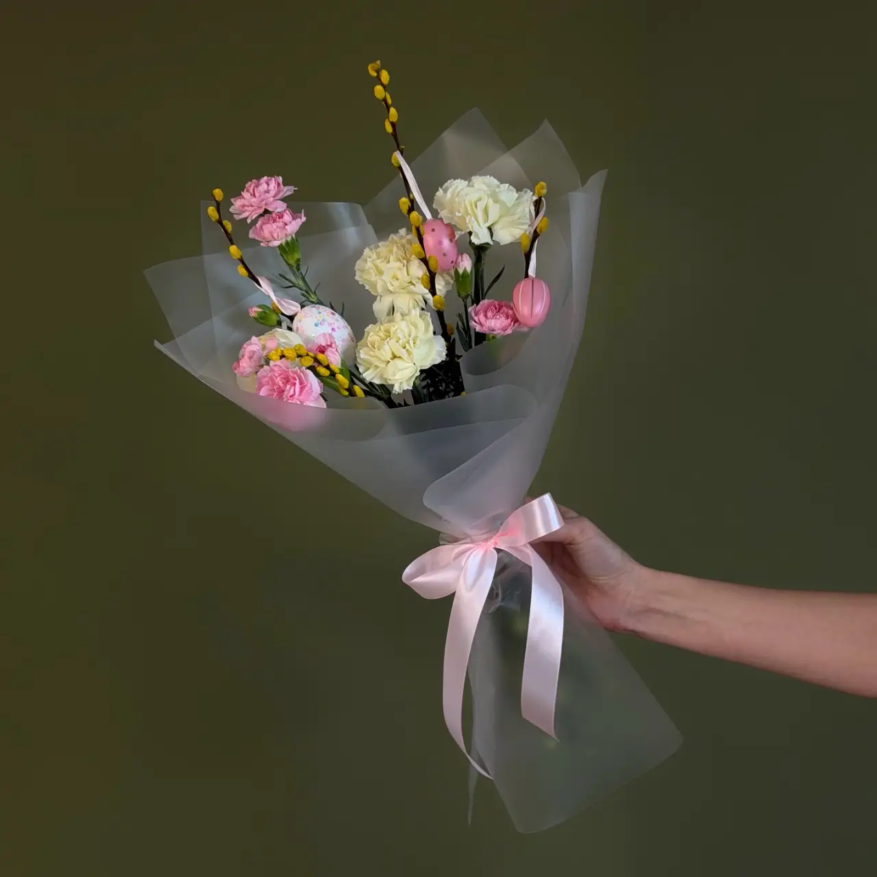 Букет из гвоздик, вербы и ранункулюса 