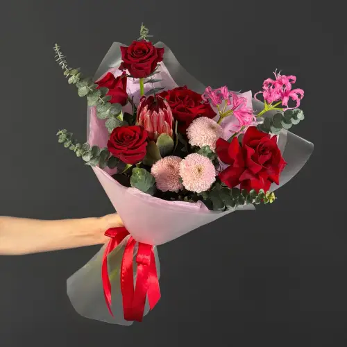 Букет из роз, нерине и протеи с эвкалиптом