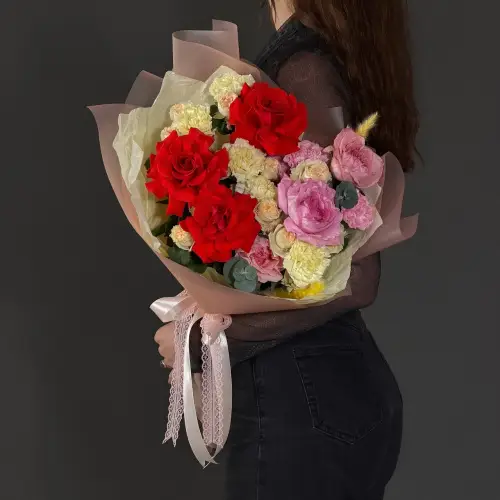 Букет роз с гвоздикой, эвкалиптом и пистакией