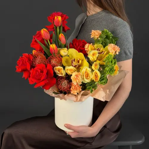 Цветочная композиция из тюльпанов, кустовой розы и нутана в шляпной коробке